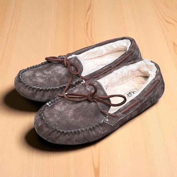 UGG Women's Dakota Moccasin in Expresso Size 8 - Picture 4 of 15